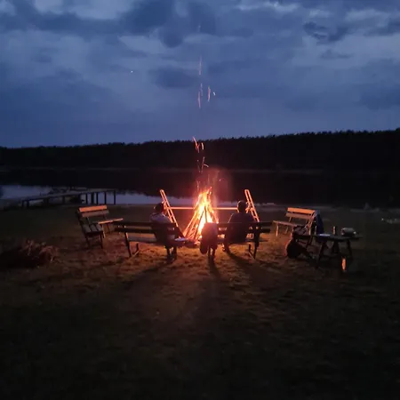Przy Jeziorze Z Prywatna Plaza W Borach Tucholskich Alicja Wczasy Z Dziecmi Nowe Luksusowe Na Skraju Jeziora I Lasu Hébergement de vacances *